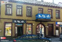 ODNOWIONA KAMIENICA W CENTRUM ŚWIECIA — zdjęcie 1