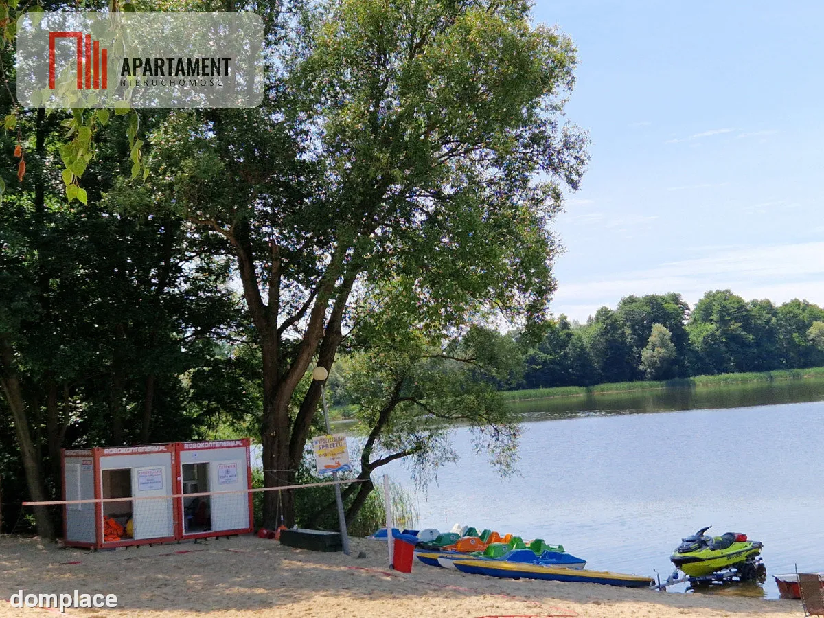 Działki w lesie blisko jeziora i plaży