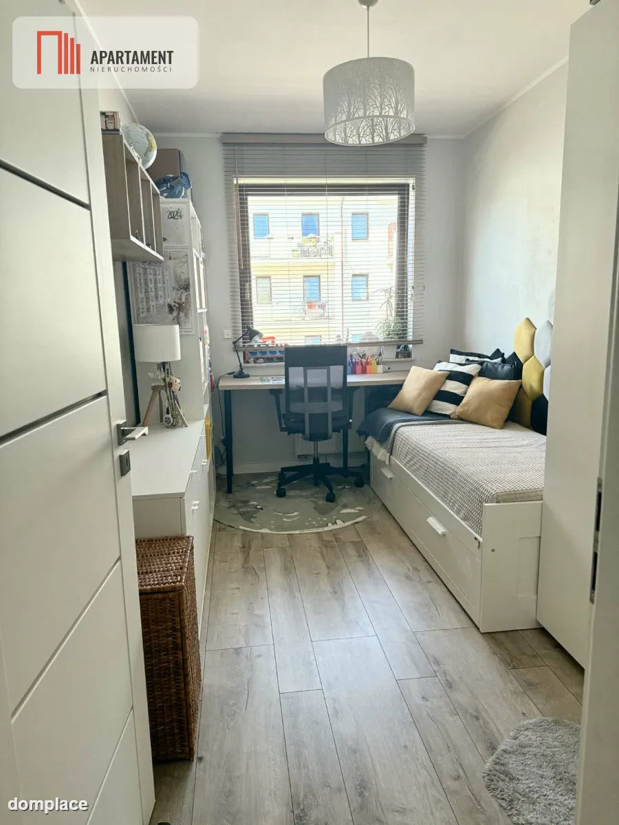 Nowoczesny apartament z dwoma balkonami oraz windą — zdjęcie 9