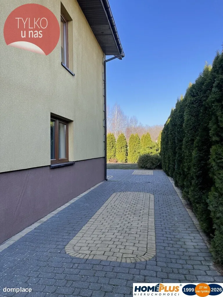 Dom wolnostojący, dwulokalowy z 2 garażami.