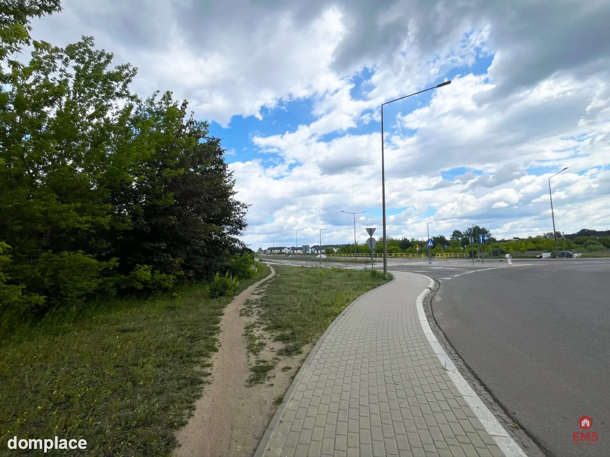Atrakcyjna działka przy drodze — zdjęcie 5