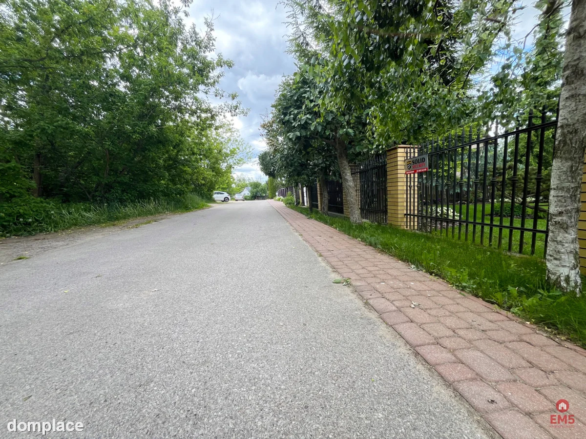 Atrakcyjna działka przy drodze — zdjęcie 4