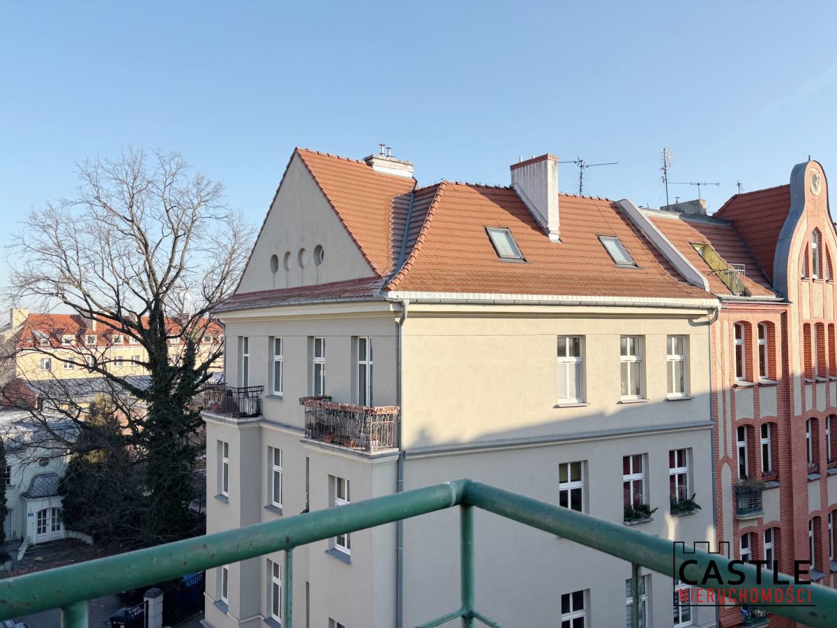 Jasna kawalerka z balkonami na klimatycznej Śródce