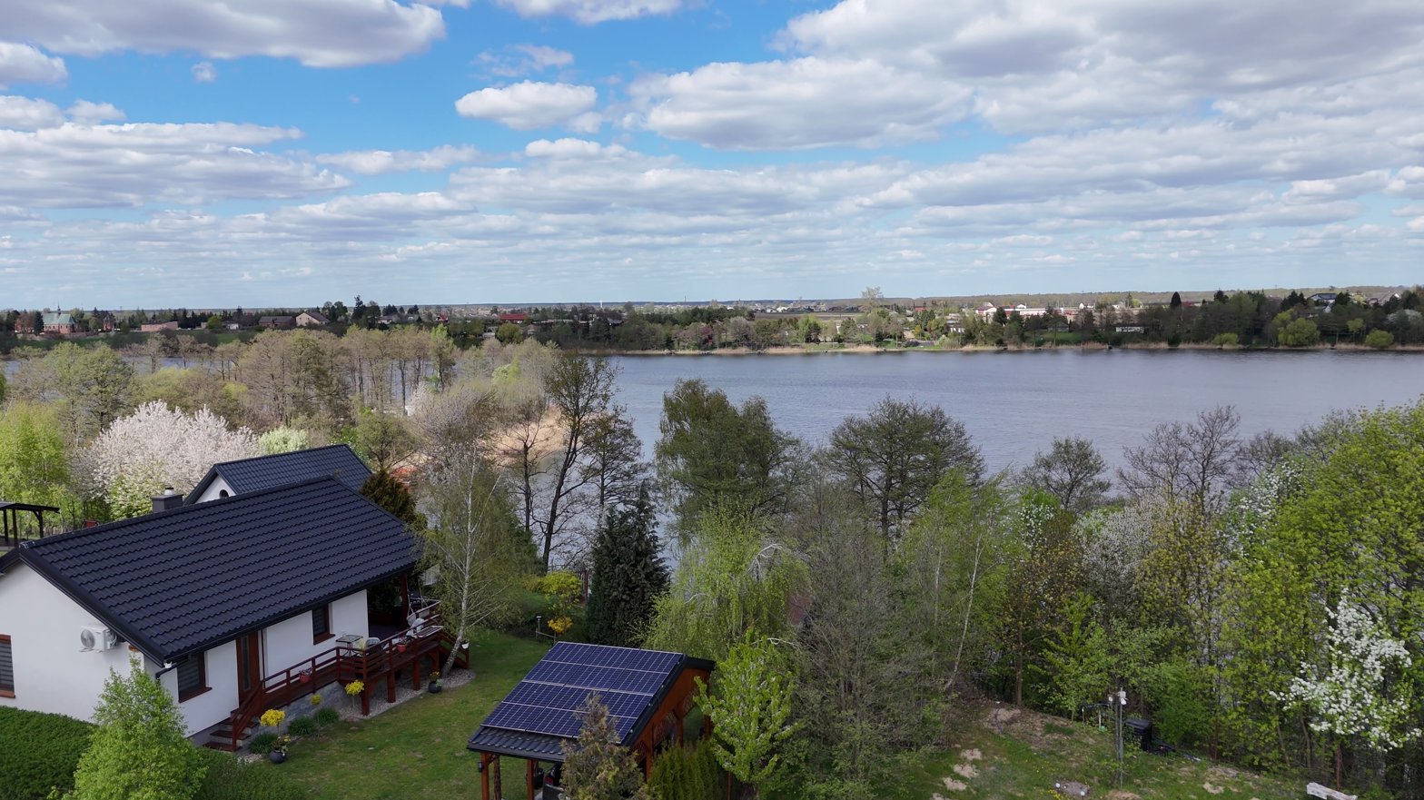 Ten widok Cię oczaruje - dom z linią brzegową