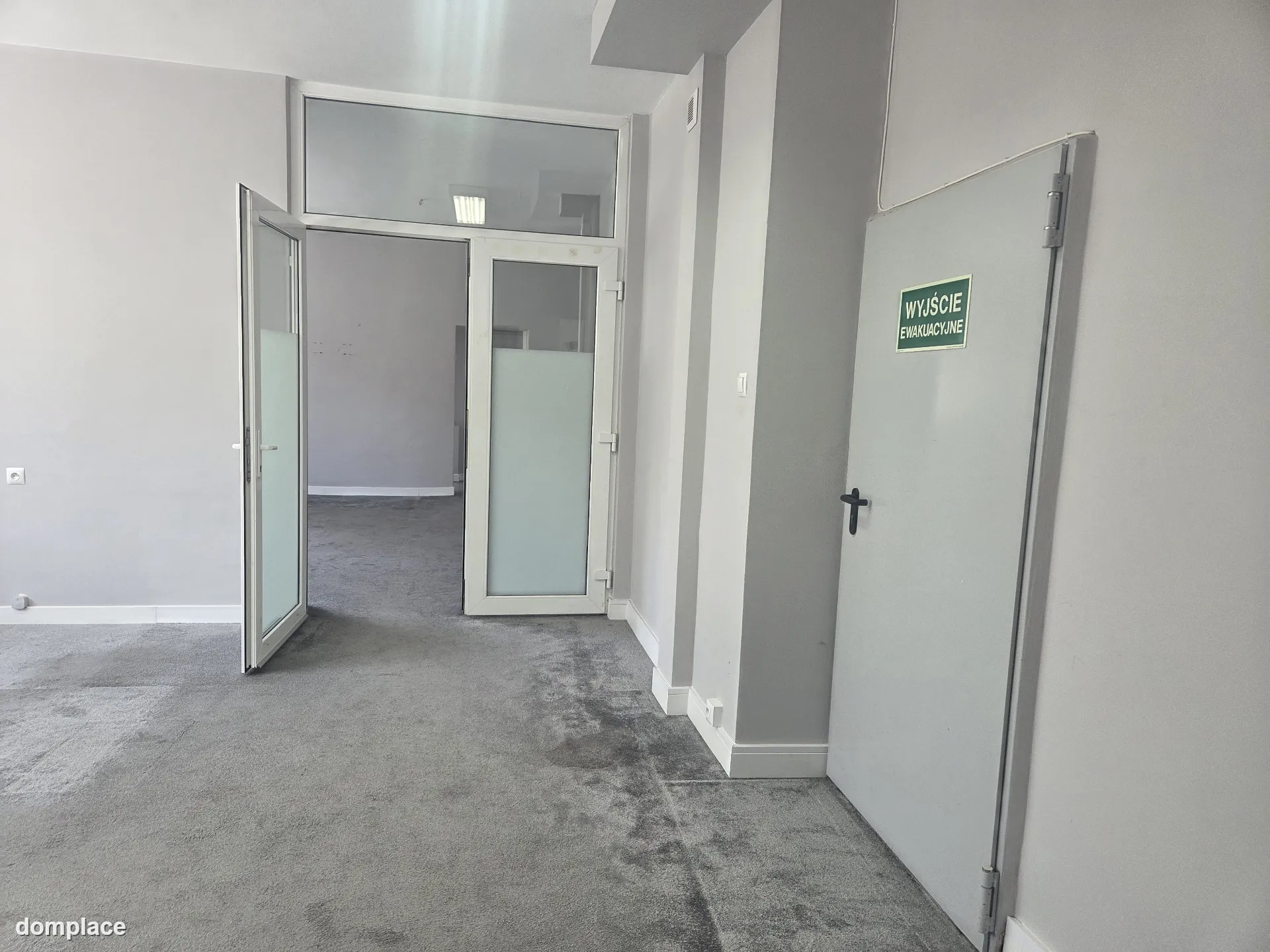 Do wynajęcia  lokal usługowy o powierzchni 88m2 usytuowany na parterze w budynku ul. Dąbrowskiego 86 na Mokotowie w Warszawie. — zdjęcie 13