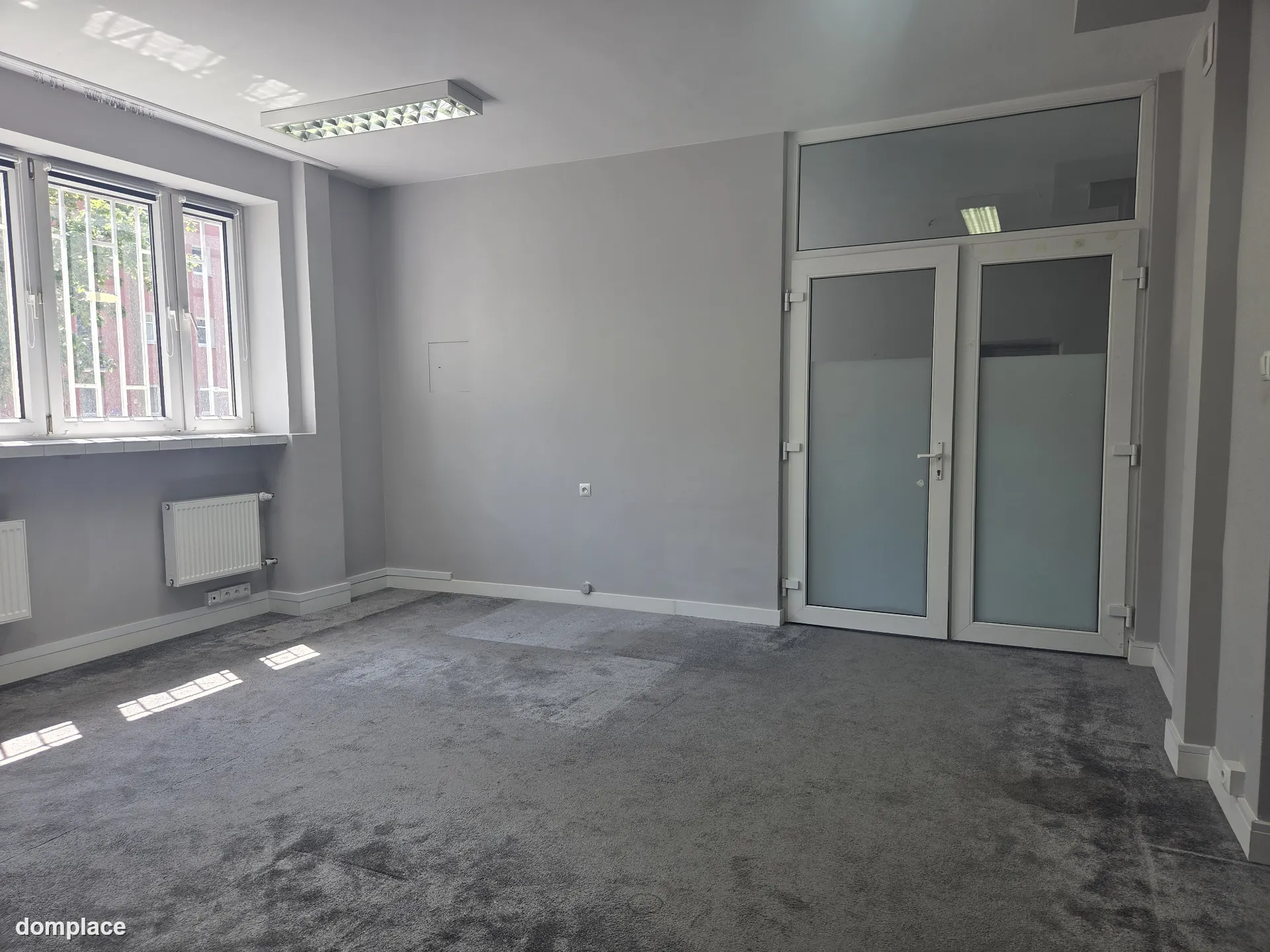Do wynajęcia  lokal usługowy o powierzchni 88m2 usytuowany na parterze w budynku ul. Dąbrowskiego 86 na Mokotowie w Warszawie.