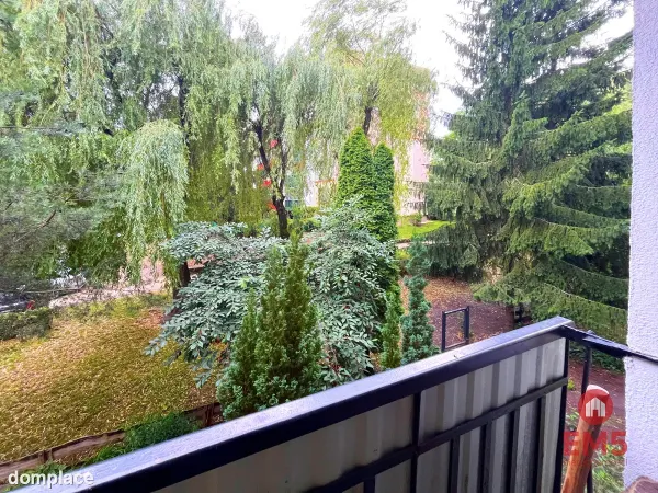 Kameralny blok wśród zieleni — zdjęcie 5