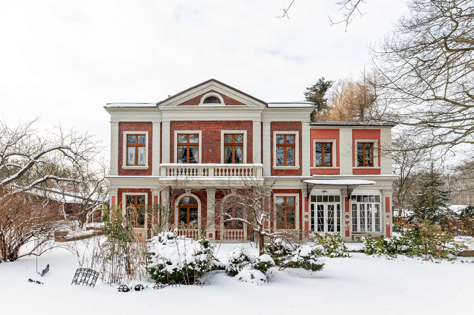 Zabytkowa secesyjna willa po remoncie z pięknym ogrodem