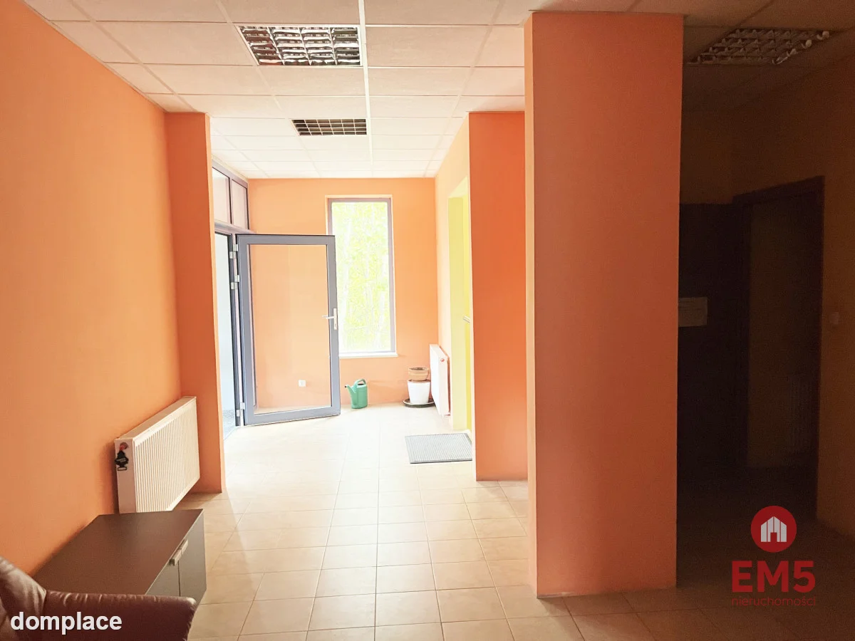 Biuro pod miastem, magazyn, plac — zdjęcie 2