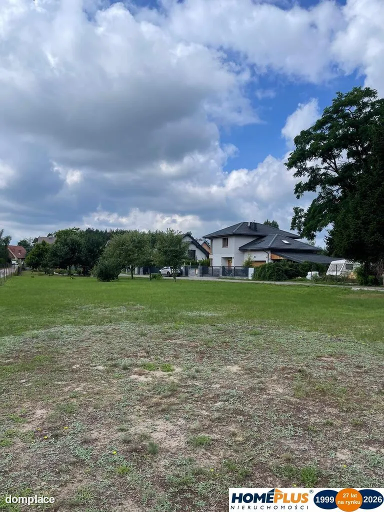 Działka 738 m², zabudowa mieszkaniowa + usługi.