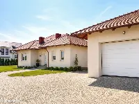 Parterowy dom z kominkiem i dużym ogrodem — zdjęcie 14