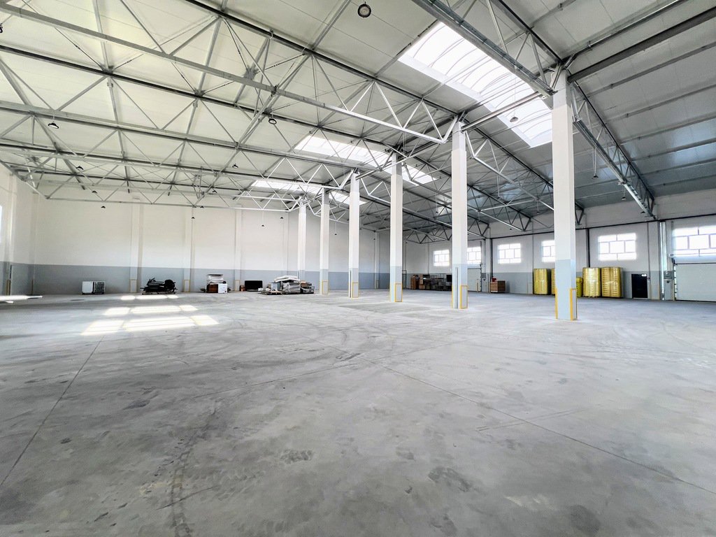 Hala wysokiego składowania 2100 m2, mieszkania