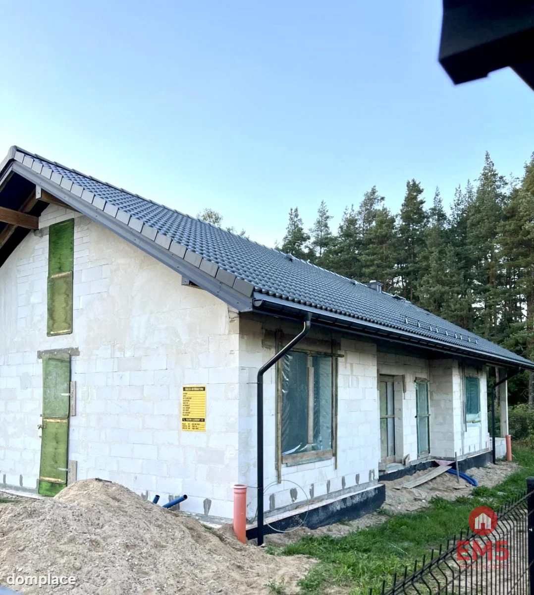 Dom parterowy z tarasem pod lasem. — zdjęcie 9