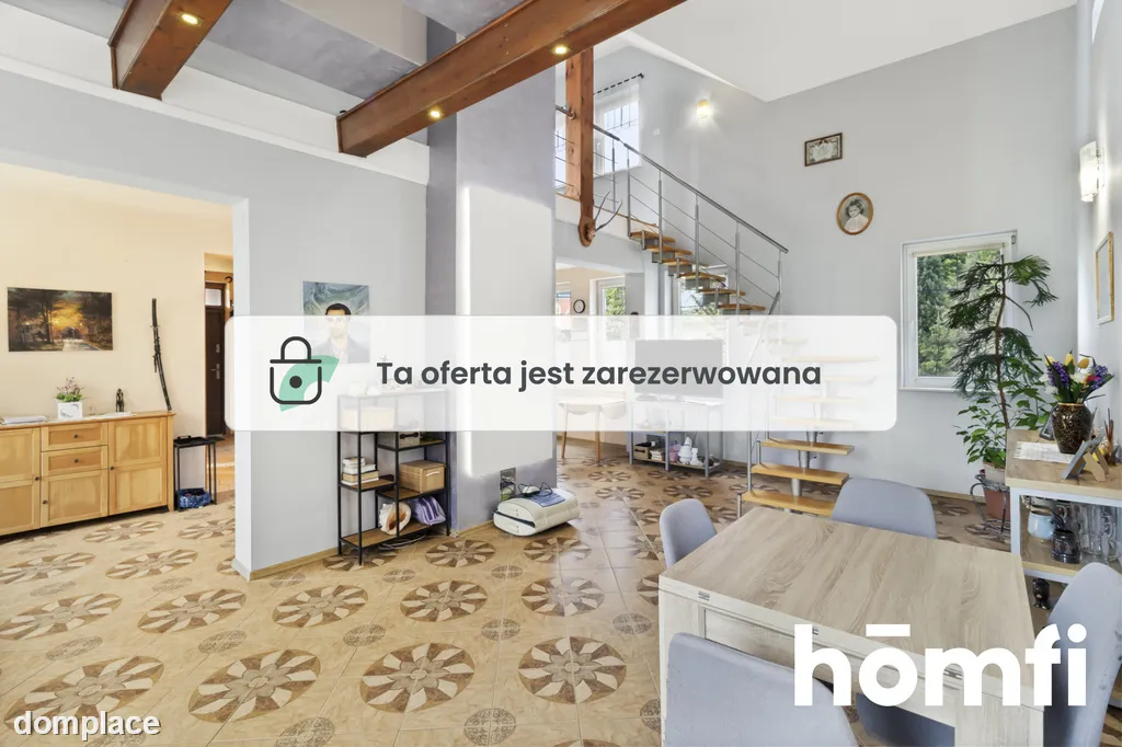 Dom z tarasem w pobliżu lasu
