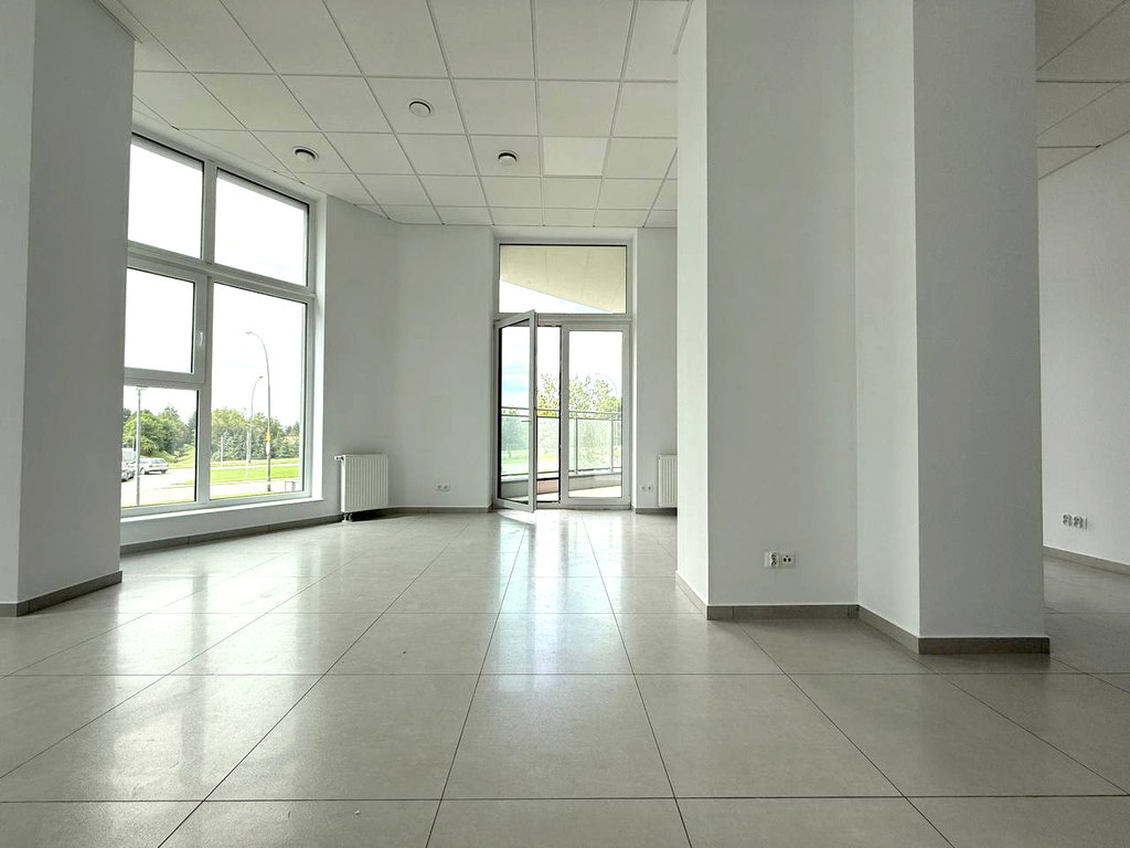 Jasne przestron biuro w nowoczesnym wieżowcu