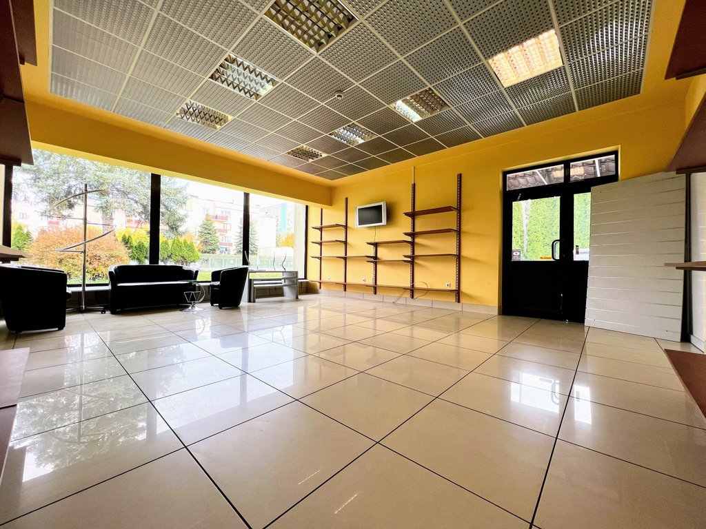 Lokal na parterze z witryną 125 m2