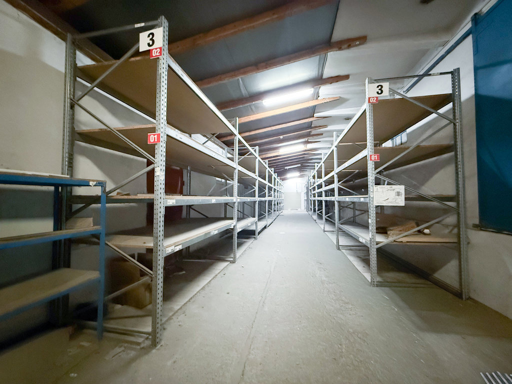 Duża hala magazynowa typu wiata z placem dla TIR