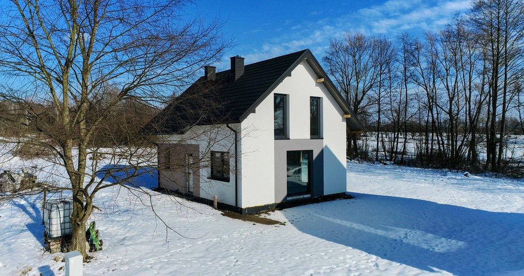 dom z dużymi przeszkleniami i potencjałem