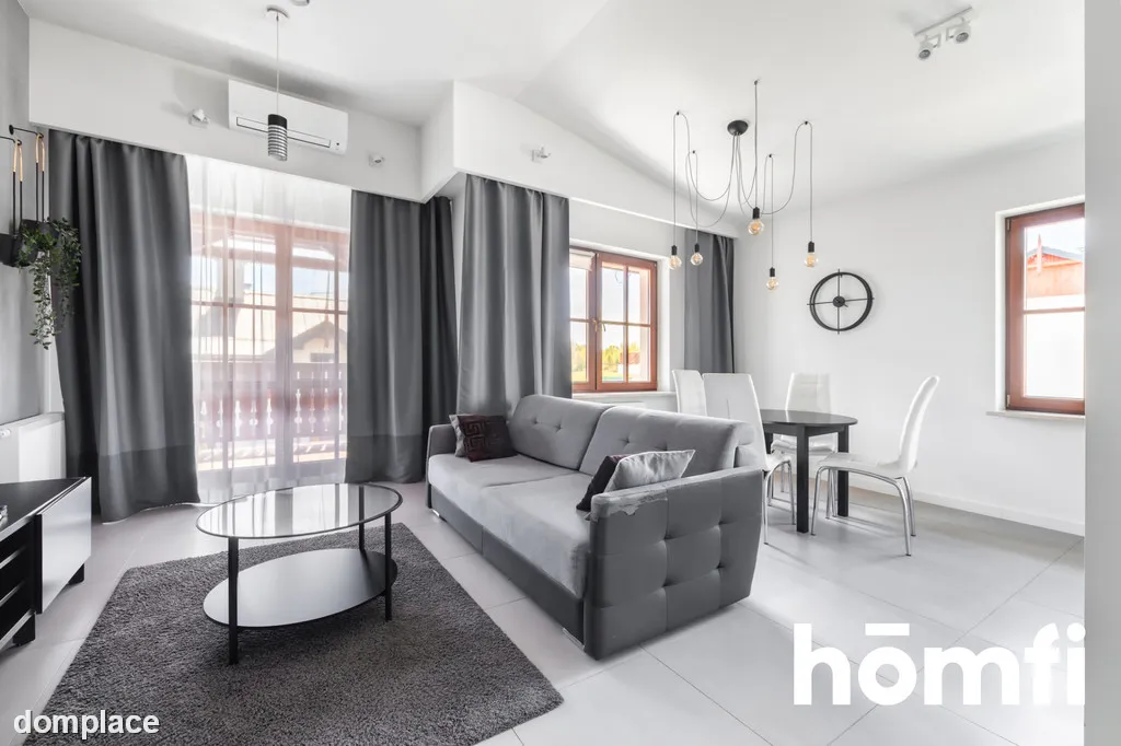 Nowoczesny apartament z klimatyzacją i balkonem.