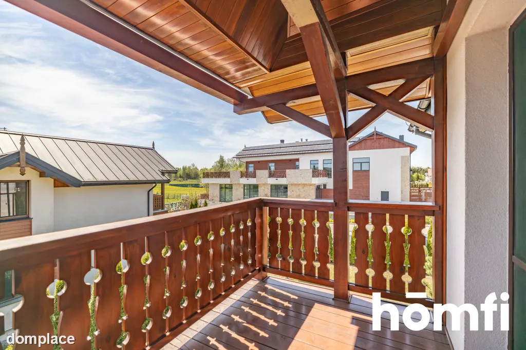 Nowoczesny apartament z klimatyzacją i balkonem.