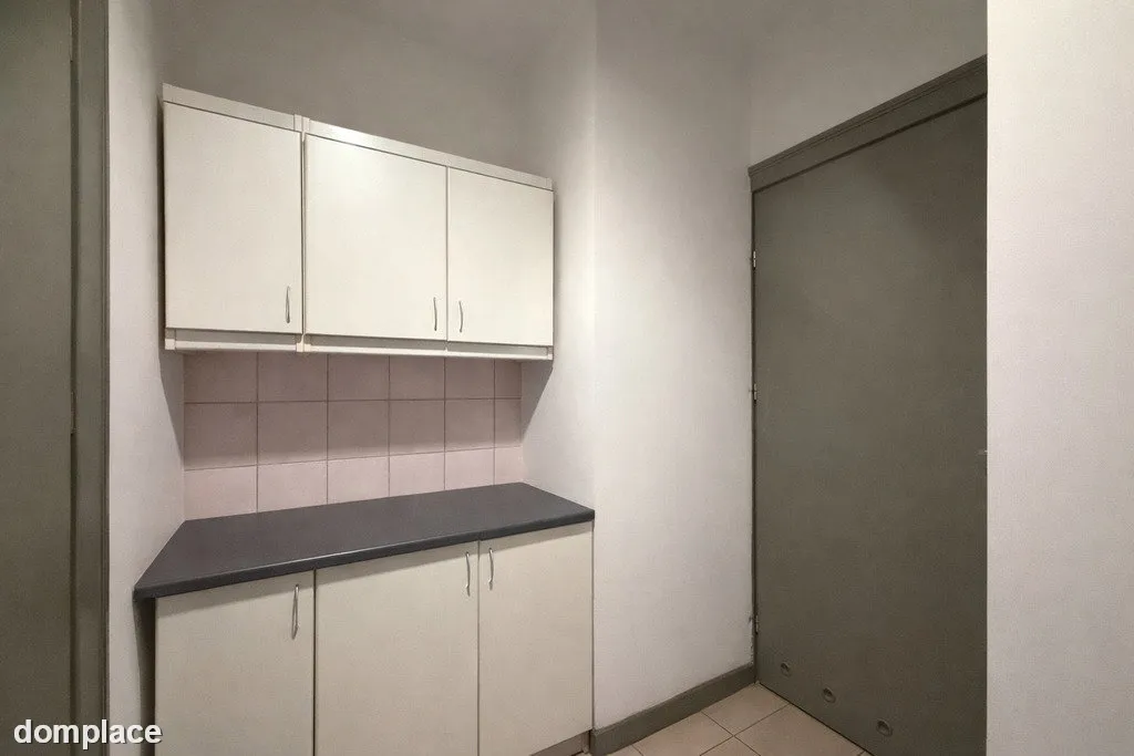 Lokal 12 m2 z własnym pokojem socjalnym, parter — zdjęcie 4