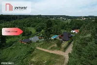 Duży dom ze stawem blisko jeziora. — zdjęcie 35