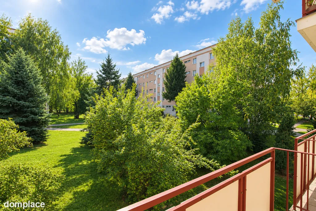 przestrzenne z oddzielną kuchnią, z balkonem