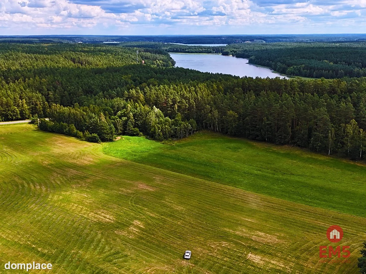 Działka budowlana w pobliżu jeziora.