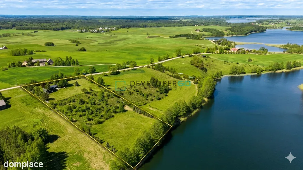 Widokowa działka z linią brzegową jeziora.