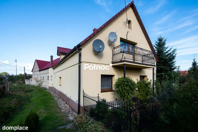 Dom z zabudowaniami gospodarczymi w Retkowie,