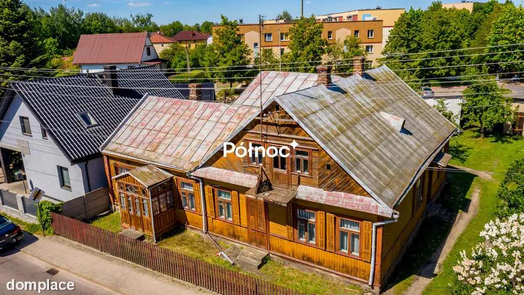 Dom w tradycyjnej zabudowie drewnianej. Hajnówka.