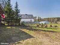 Wyjątkowy dom w stylu kurpiowskim z półbala, staw — zdjęcie 15