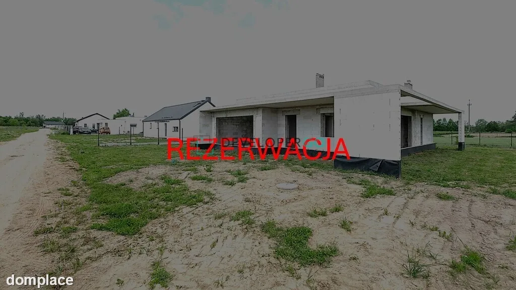 Dom w budowie, nowoczesna bryła, spokojna okolica