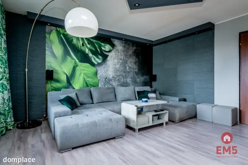 Trzy pokoje, duży balkon, do wejścia.