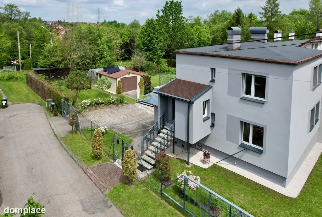 DOM - 2 mieszkania w jednym domu, Ogród, Garaże