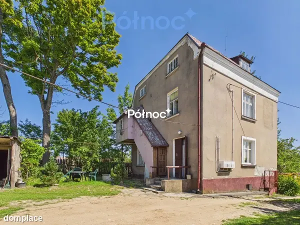 Zabytkowa kamienica w Rajgrodzie nieopodal jeziora — zdjęcie 3