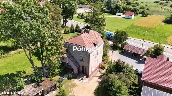 Zabytkowa kamienica w Rajgrodzie nieopodal jeziora — zdjęcie 2