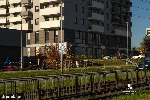 Lokal na sprzedaż z najemcą 224 mkw — zdjęcie 2